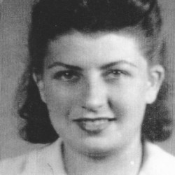 Czarno białe zdjęcie młodej kobiety.