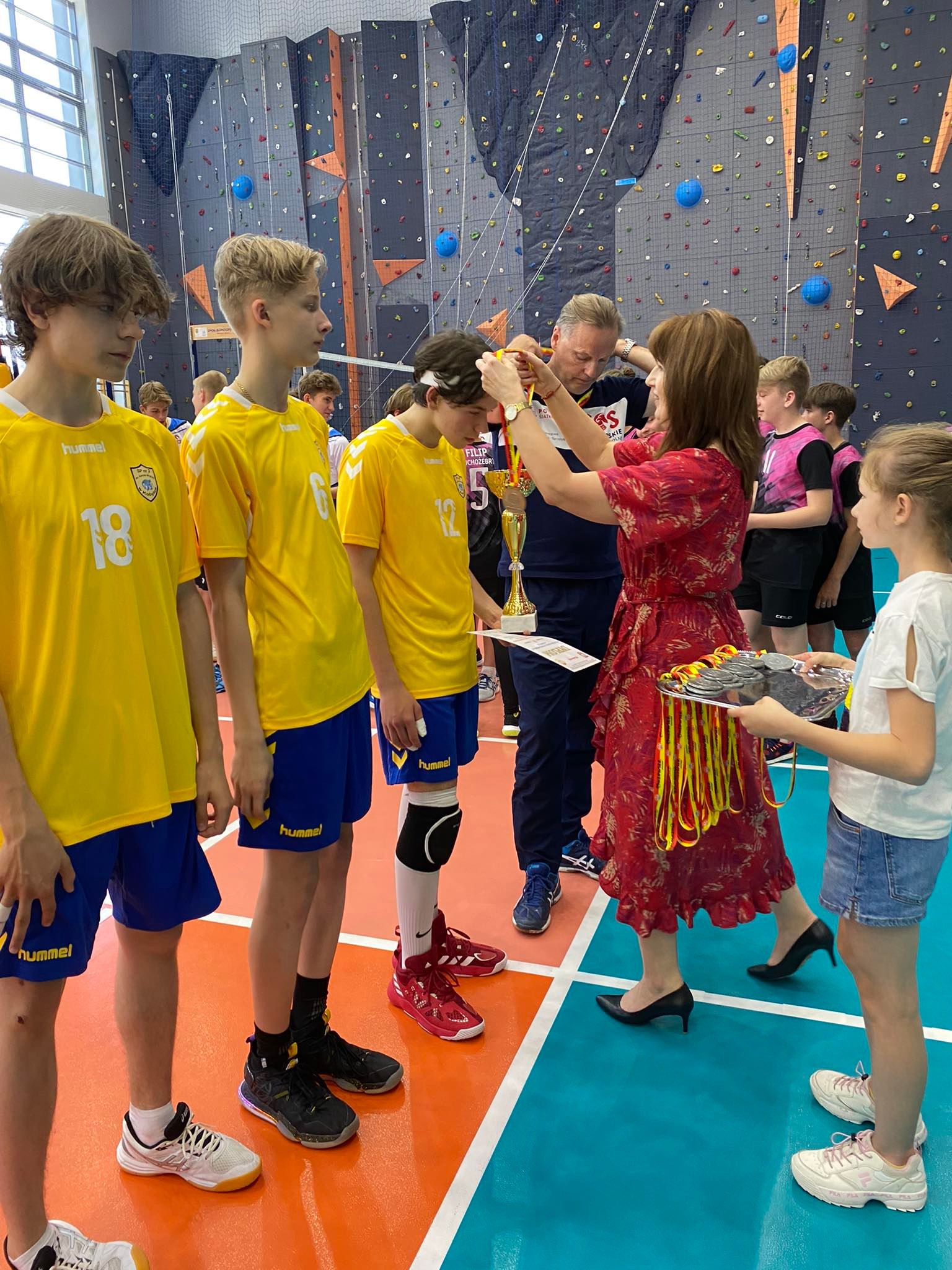 Wiceburmistrz Katarzyna Rostek wręcza medale drużynie PSP nr 3 z Kobyłki