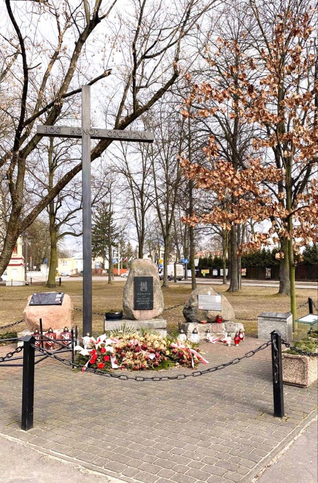 pomniki i krzyż znajdujące się na placu 15 sierpnia w Kobylce